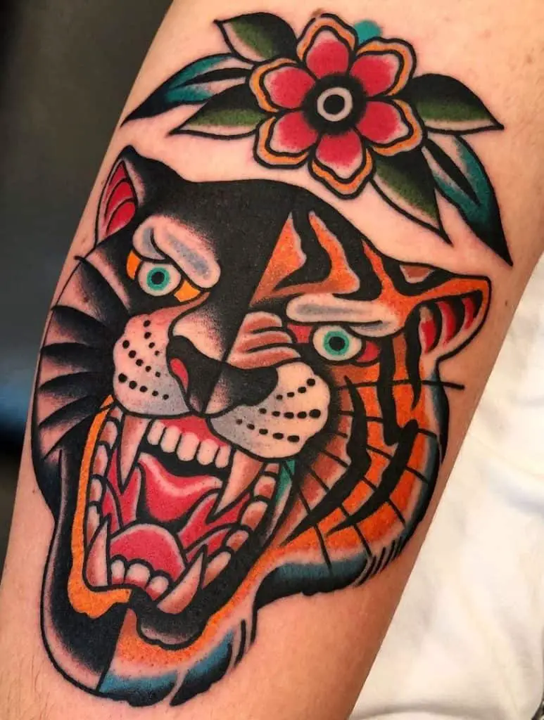 Tatuaje tradicional de tigre y pantera