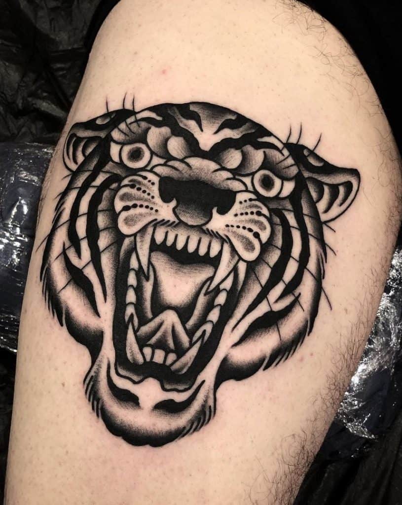 Tatuaje de tigre tradicional negro y gris