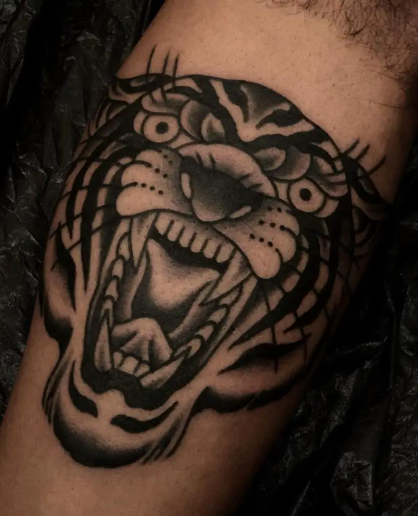 Tatuaje de tigre tradicional negro y gris