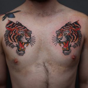 Tatuaje tradicional de pecho de tigre