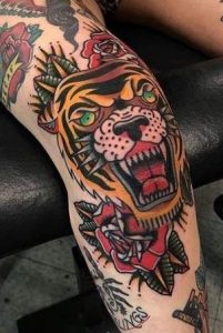 Tatuaje tradicional de rodilla de tigre