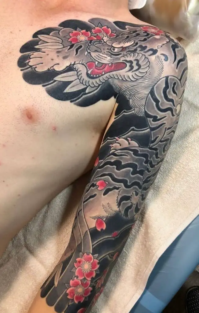 Tatuaje de tigre blanco japonés