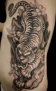 Tatuaje de tigre japonés negro y gris