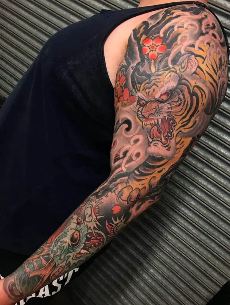 Tatuaje de manga de tigre japonés