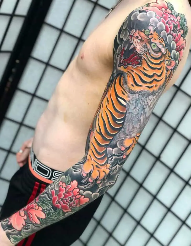 Tatuaje de manga de tigre japonés