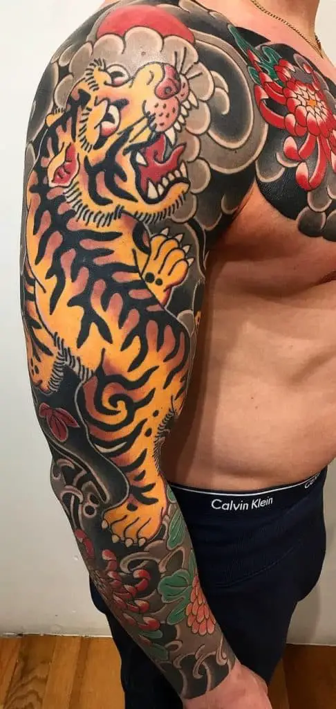 Tatuaje de manga de tigre japonés
