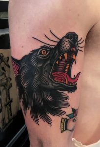 Tatuaje tradicional de lobo aullador