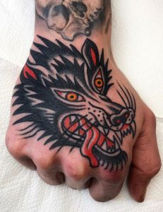 Tatuaje tradicional de mano de lobo