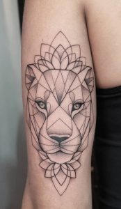 Tatuaje geométrico de leona
