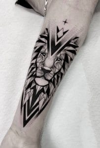 Tatuaje de león geométrico en el antebrazo