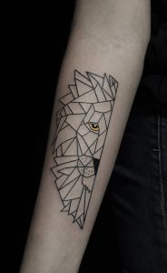 Tatuaje de león geométrico en el antebrazo