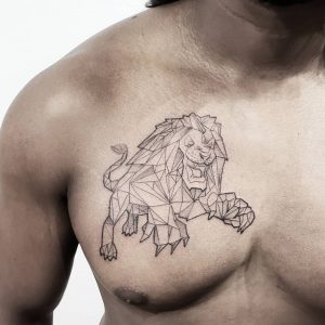 Tatuaje de león geométrico en el pecho