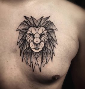 Tatuaje de león geométrico en el pecho
