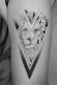 Tatuaje de león geométrico