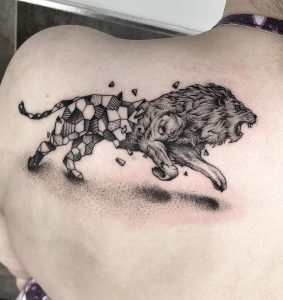 Tatuaje de león geométrico