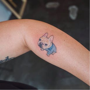 Adorable mini tatuaje de pug de Sol Tattoo.  #soltattoo #tattooistsol #color #colortattoo #pug #puglife #pugtattoo