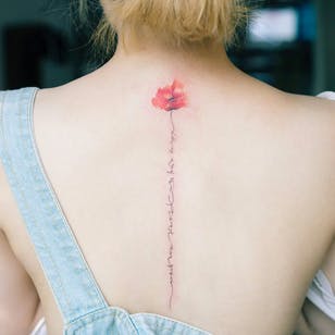 Delicada pieza de flor de Sol Tattoo.  #soltattoo #tattooistsol #flora #floraltattoo # lettering