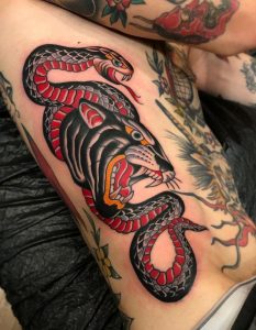Tatuaje tradicional de pantera y serpiente