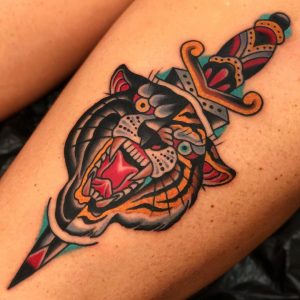 Tatuaje tradicional de pantera y daga