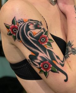 Tatuaje tradicional de pantera arrastrándose