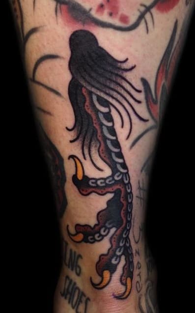 Tatuaje tradicional de garra de águila
