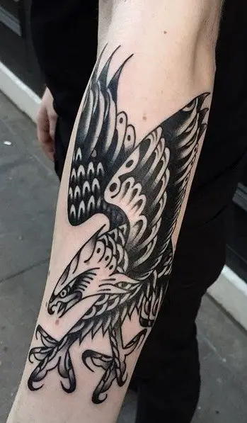 Tatuaje tradicional de águila negra y gris