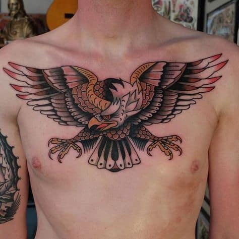 Tatuaje tradicional de águila en el pecho