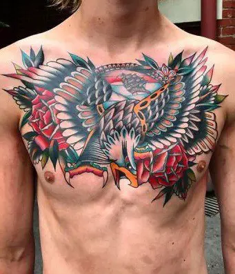 Tatuaje tradicional de águila en el pecho