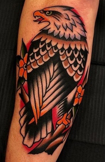Tatuaje tradicional de águila en el antebrazo