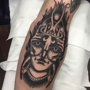Tatuaje Ambigram de doble cara de un demonio por Aaron J Murphy @Aaronjmurphy_ #Aaronjmurphy #Negro #Tradicional #Blackwork #Blackworktattoo #Ambigram #Demon #Australia