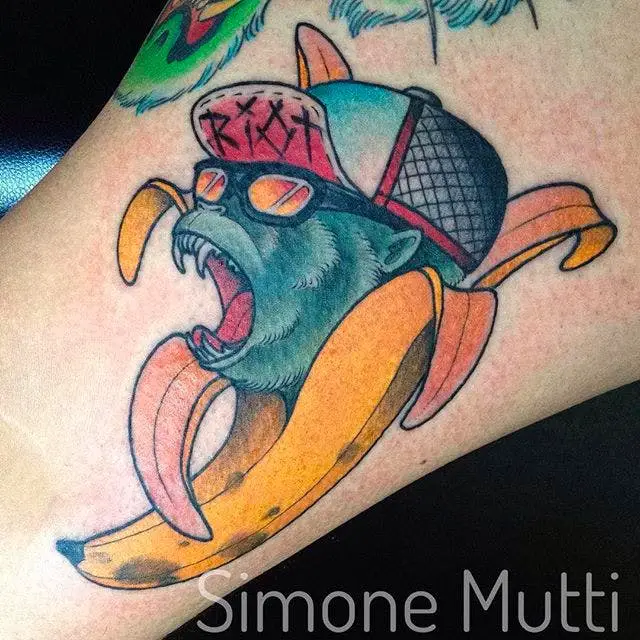 Tatuaje Banana Riot por Simone Mutti #SimoneMutti #banana #bananatattoo #fruittattoo #neotraditional