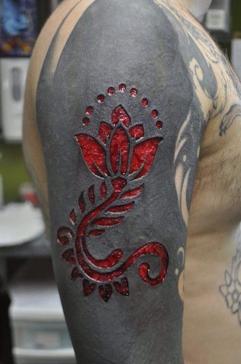Escarificación del tatuaje de la manga