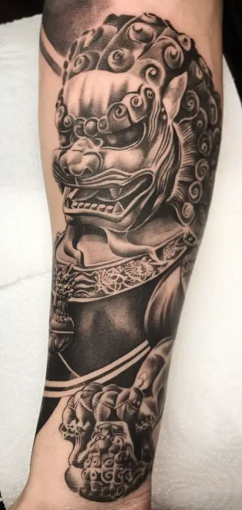 Foo Dog Tattoo en el antebrazo