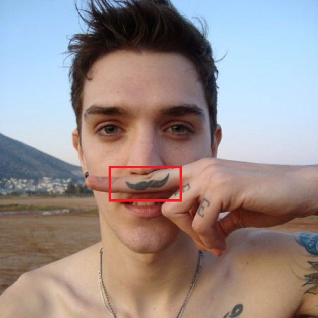 Josh Beech-Tatuaje de bigote de dedo