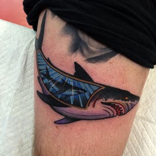 Shark Tattoo por Sam Kane #SharkTattoos #SharkTattoo # Shark #SamKaneShark #SamKaneSharkTattoos #CreativeSharkTattoos #AustralianTattooArtists #SamKane