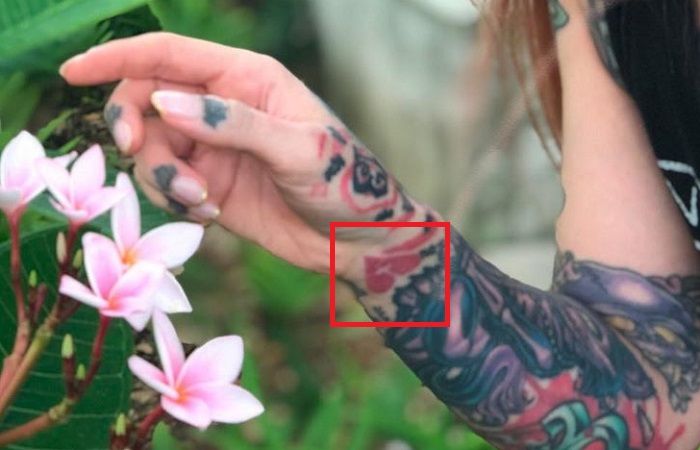 Tatuaje de corazón con cruz de Megan Mssacre