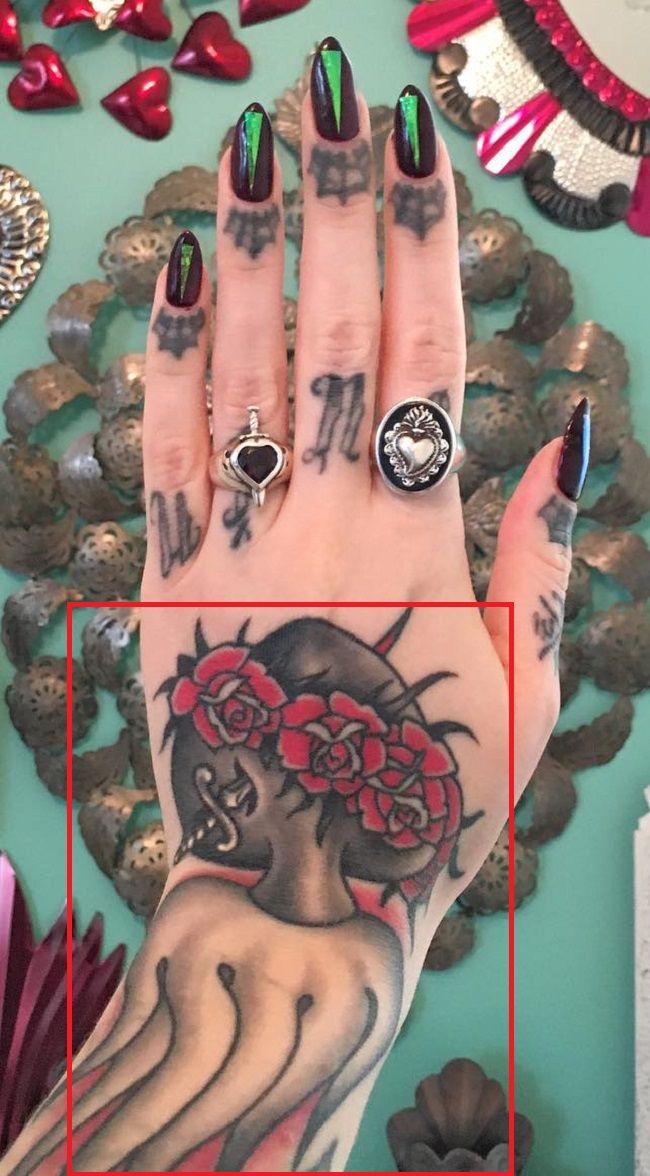 Megan Massacre-Tatuaje-Mano izquierda