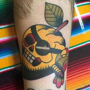 Mango pirata tradicional con un loro mascota.  Por @sharkytattoos.  #traditional #mango #fruit #pirate # parrot # shark tattoos