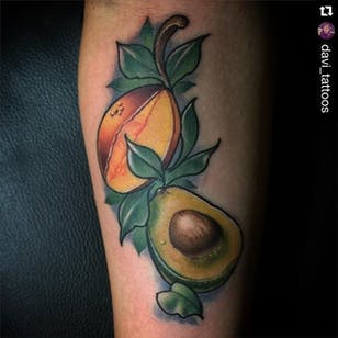 Tatuaje neo tradicional de aguacate y mango de @davi_tattoos.  #mango #aguacate #fruit #untraditional #davi_tattoos