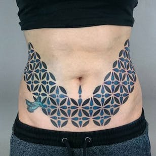 Tatuaje geométrico de Deryn Stephenson #geometric #dotwork #geometricdotwork #dotworktattoos #bestdotworktattoos #geometricartists #dotworkartists #contemporary #contemporary tattoos #blueink #hummingbird #DerynTwelve #DerynStephenson