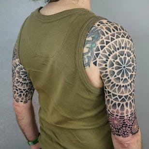 Geometric Tattoo by Deryn Stephenson #mandala #mandalas #mandalasleeve #geometric #dotwork #geometricdotwork #dotworktattoos #bestdotworktattoos #geometricartists #dotworkartists #contemporary #contemporary tattoos #DerynTwelve #DerynStephenson