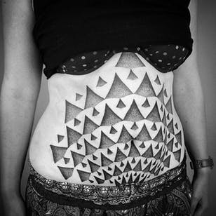 Tatuaje geométrico de Deryn Stephenson #geometric #dotwork #geometricdotwork #dotworktattoos #bestdotworktattoos #geometricartists #dotworkartists #contemporary #contemporary tattoos #DerynTwelve #DerynStephenson