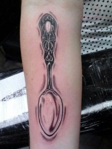 Tatuaje Love Spoon en el antebrazo