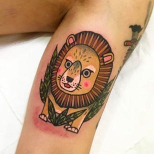 Tatuaje de león pequeño super lindo.  Un trabajo realmente sólido de Ginger Jeong.  #gingerjeong #lion #color tattoo #animaltattoo