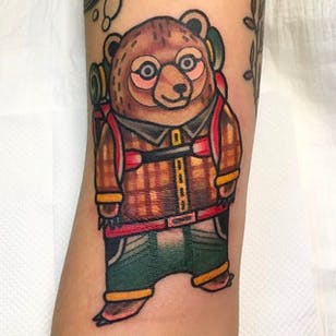 ¡Mira este increíble tatuaje de oso hecho por Ginger Jeong!  # pan de jengibre # tatuaje de color # oso # no tradicional # bola de luz