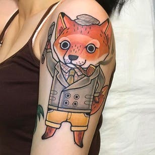 Tatuaje de tasa de interés super bonito!  Este lindo pequeño fue tatuado por Ginger Jeong.  #gingerjeong #fox #kitsune #pipe #color tattoo #neotraditional
