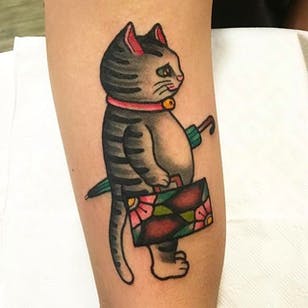 Lindo tatuaje de gato pequeño!  Gran trabajo de Ginger Jeong.  #gingerjeong #cat #traditional #neotraditional #color tattoo #blossom #arapula