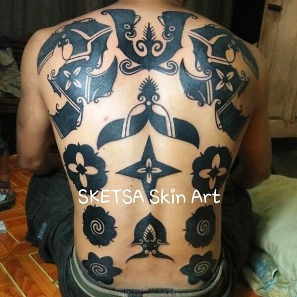 Tatuaje de Dayak en la espalda