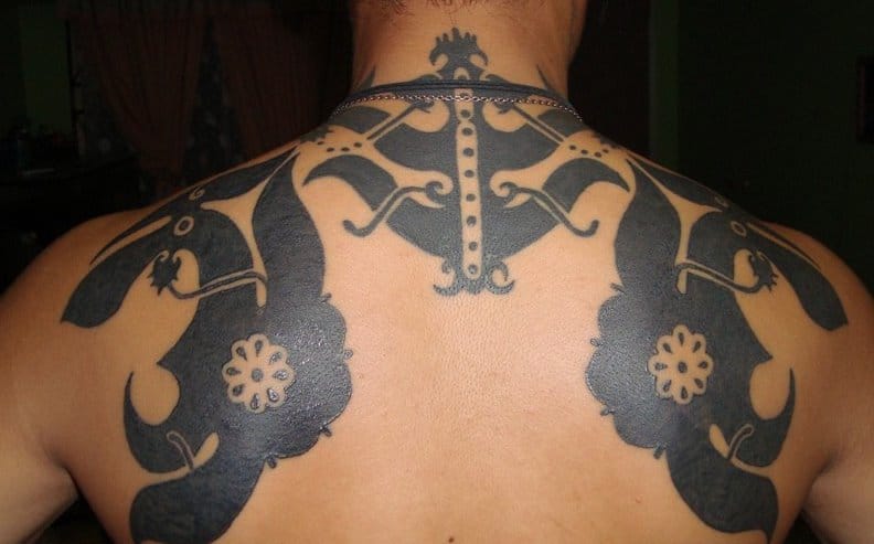 Dayak tattoo en el hombro
