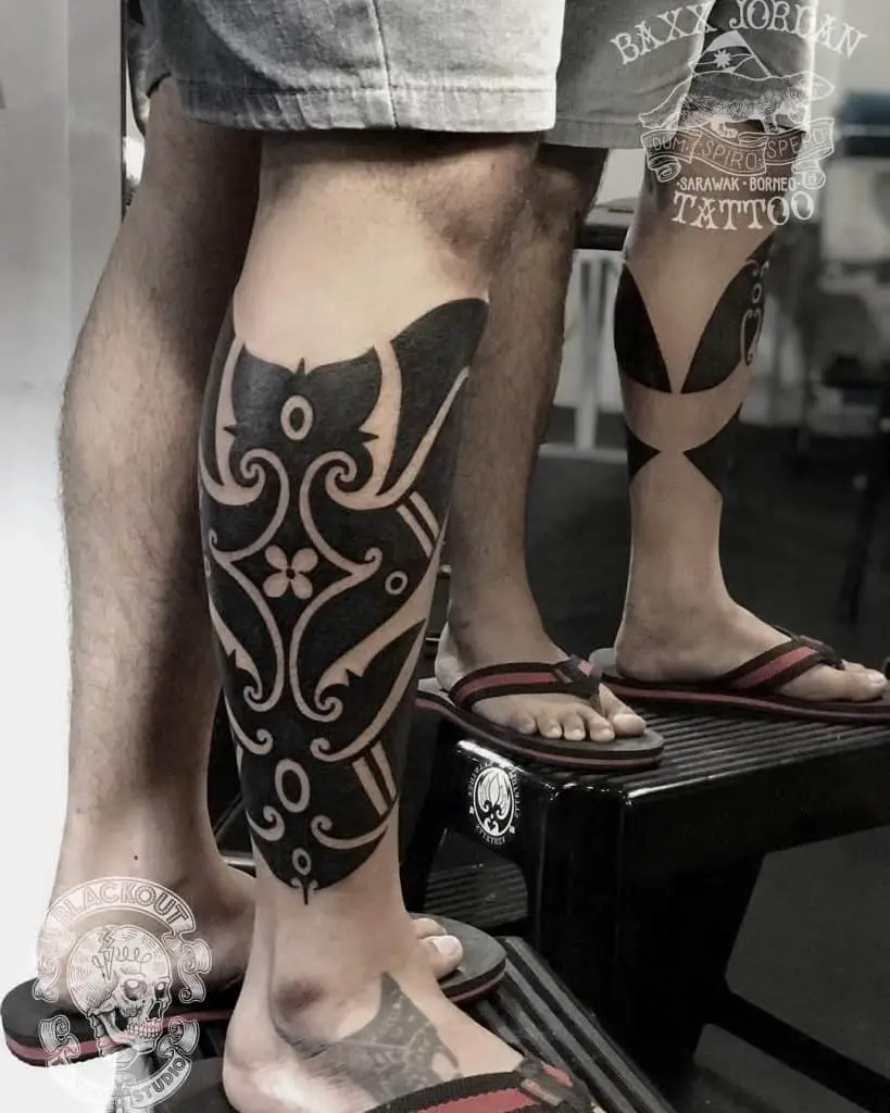 Tatuaje de Dayak en la pantorrilla